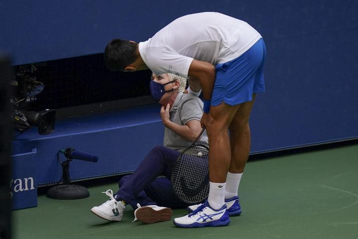 Novak Djokovic diskalifiye edildi