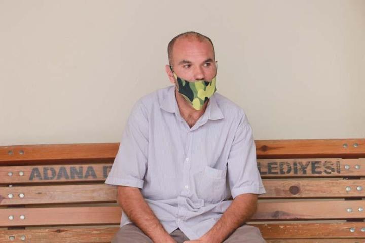 Alacağı için çocukları kaçırıp, plastik kelepçeyle pencere demirine bağladı