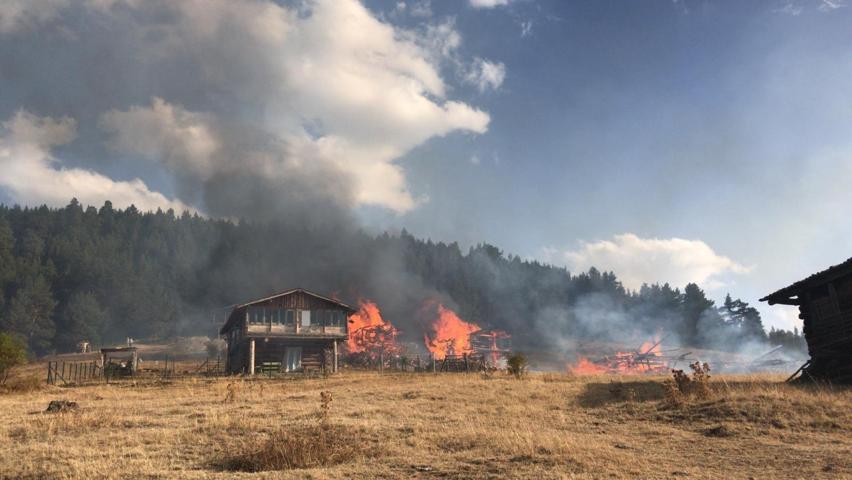 Kastamonuda korkutan yangın 6 ev küle döndü