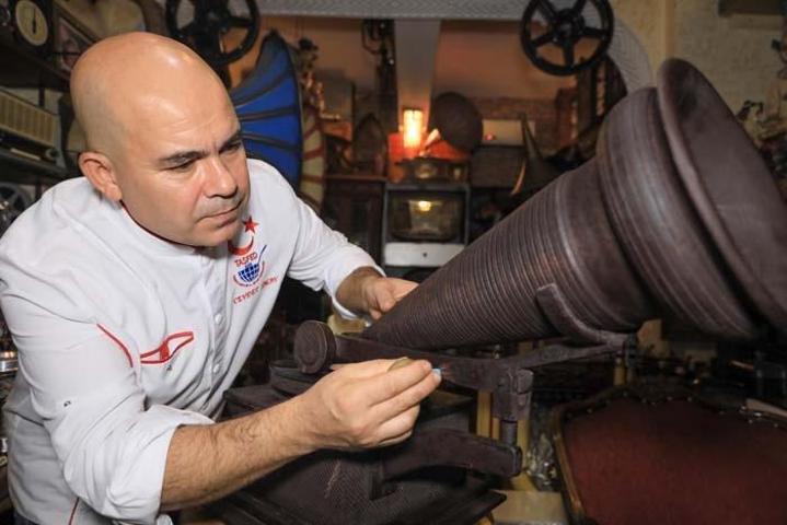 Tam 3 ayda tamamlandı 35 kilo çikolatayla 113 yıllık gramofonun aynısını yaptı