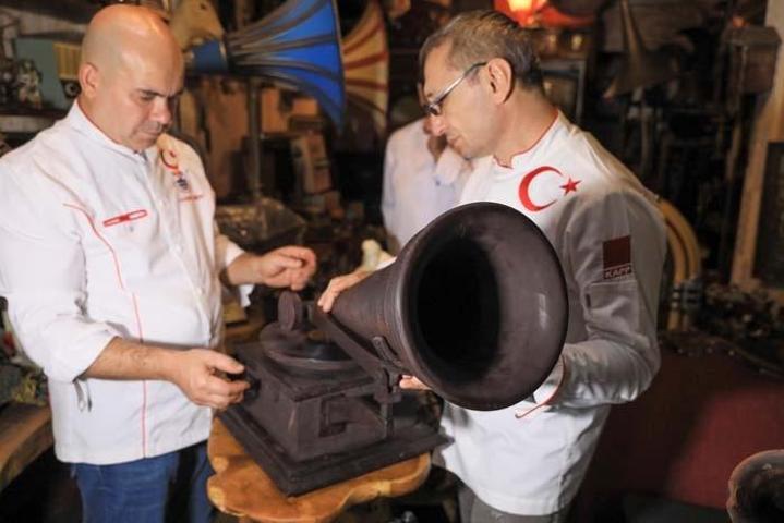 Tam 3 ayda tamamlandı 35 kilo çikolatayla 113 yıllık gramofonun aynısını yaptı