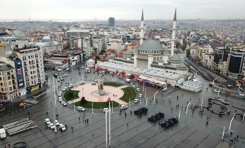 Taksim Meydanıda merak uyandıran siren sesleri