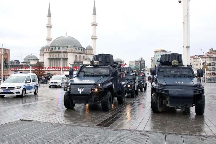 Taksim Meydanıda merak uyandıran siren sesleri