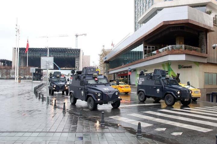 Taksim Meydanıda merak uyandıran siren sesleri