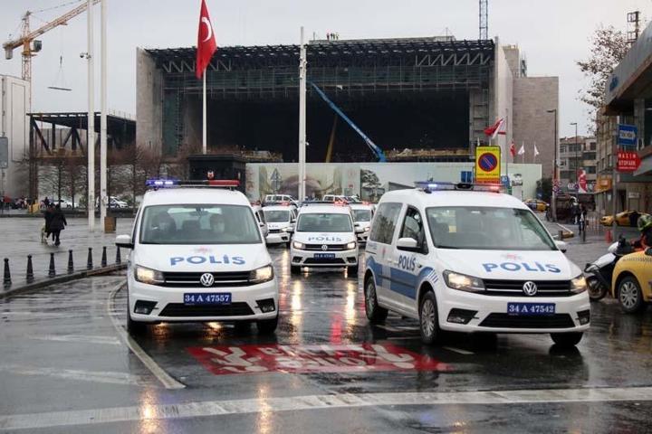 Taksim Meydanıda merak uyandıran siren sesleri