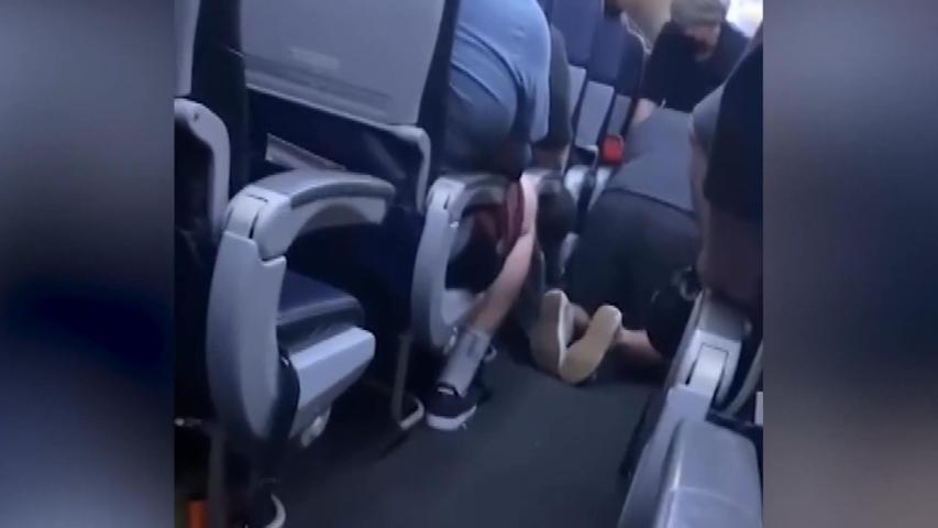 Uçakta koronavirüsten ölen yolcuya müdahale anlarının görüntüleri ortaya çıktı