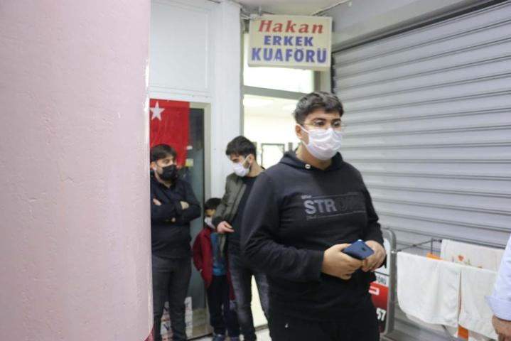 Saç tıraşını beğenmeyince dehşet saçtı