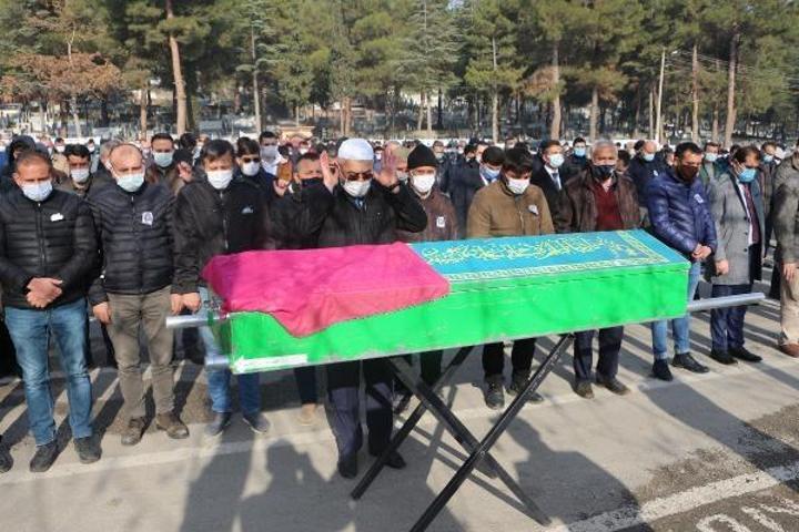 Tokatta başına isabet eden mermiyle ölen Büşra toprağa verildi