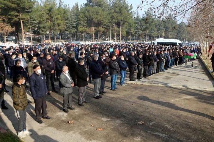 Tokatta başına isabet eden mermiyle ölen Büşra toprağa verildi