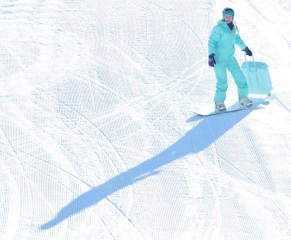 Palandökende bavul ile snowboard şaşırttı