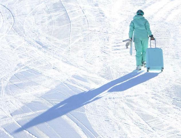 Palandökende bavul ile snowboard şaşırttı