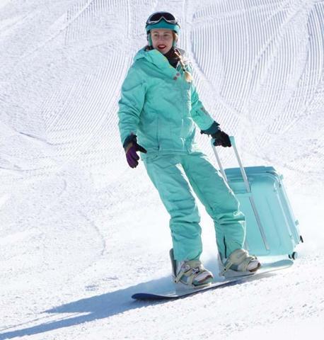 Palandökende bavul ile snowboard şaşırttı