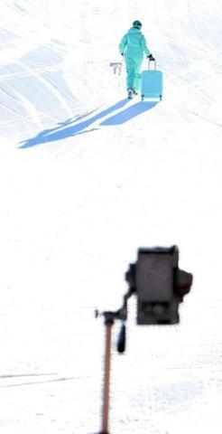 Palandökende bavul ile snowboard şaşırttı