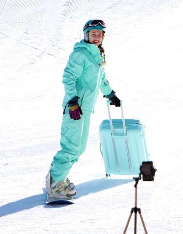 Palandökende bavul ile snowboard şaşırttı