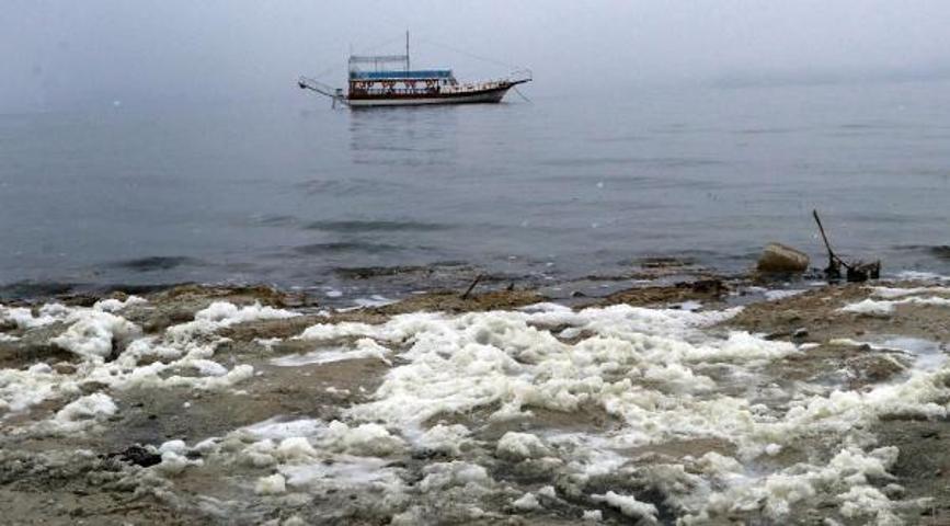 Burdur Gölünün köpürmesi korkuttu