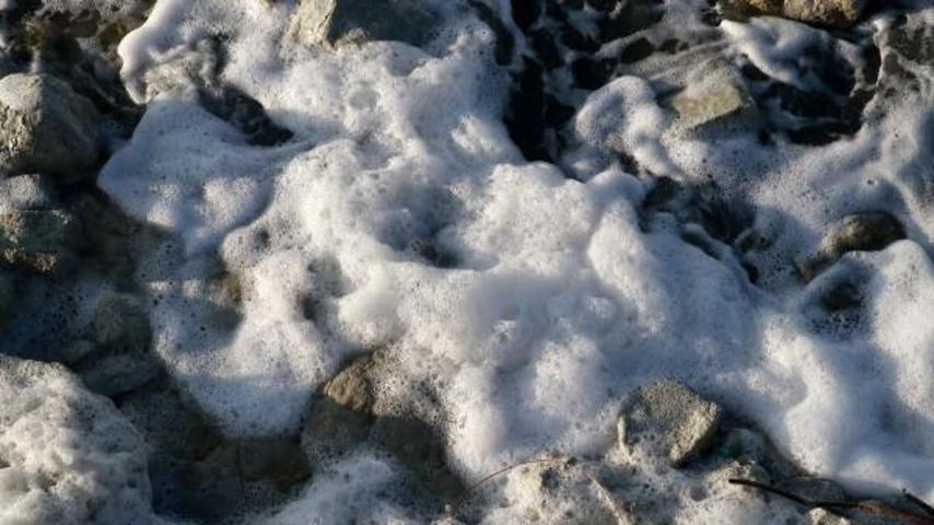 Burdur Gölünün köpürmesi korkuttu