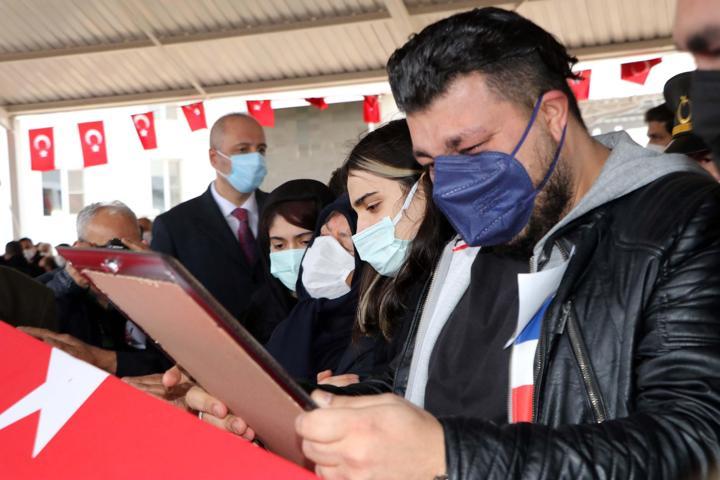 Gara şehitlerine veda Müslüm Altıntaş ve Adil Kabaklı toprağa verildi