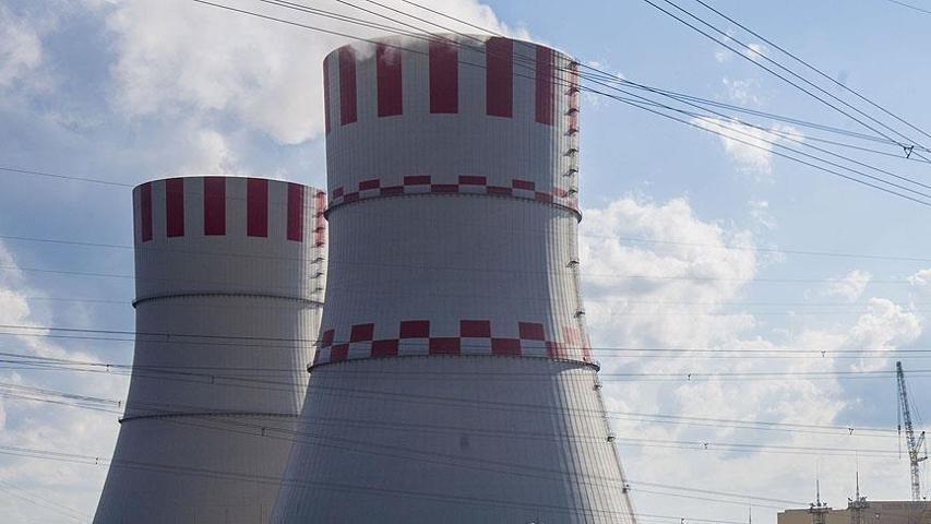 Japonyadaki 7,3lük depremde tanklar yerinden oynadı
