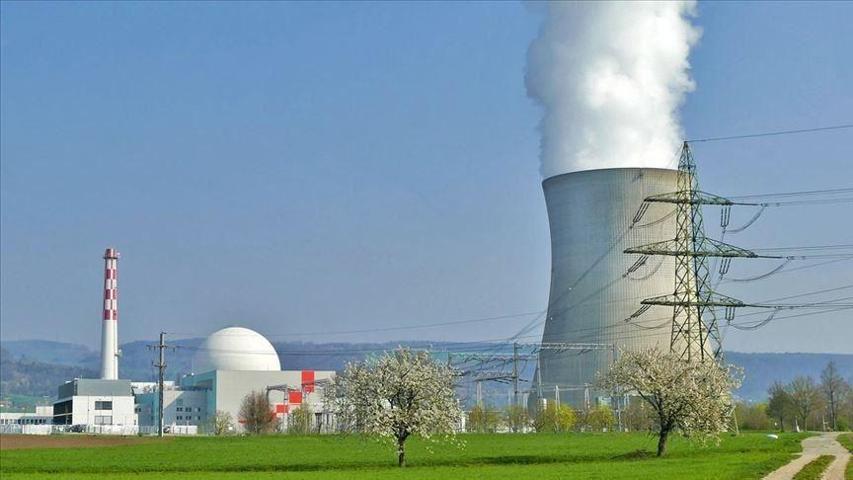 Japonyadaki 7,3lük depremde tanklar yerinden oynadı