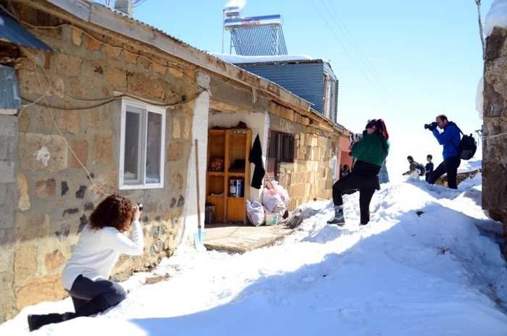 Karlar altında kalan köyü, kare kare fotoğrafladılar
