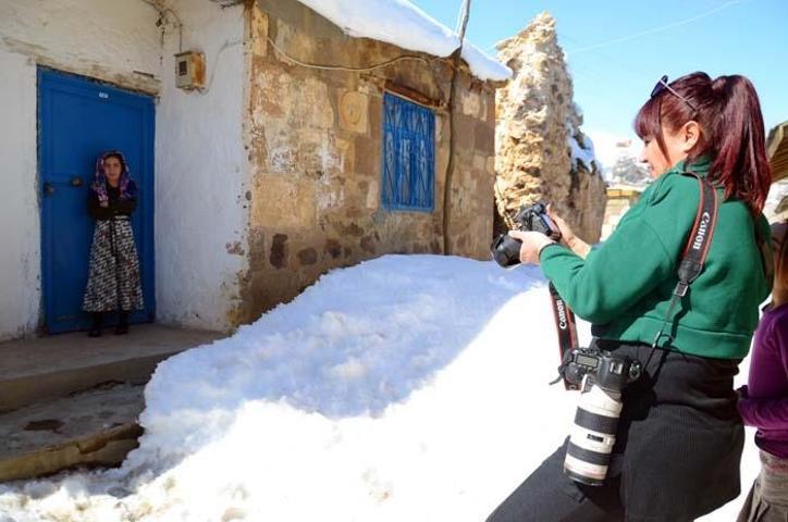 Karlar altında kalan köyü, kare kare fotoğrafladılar