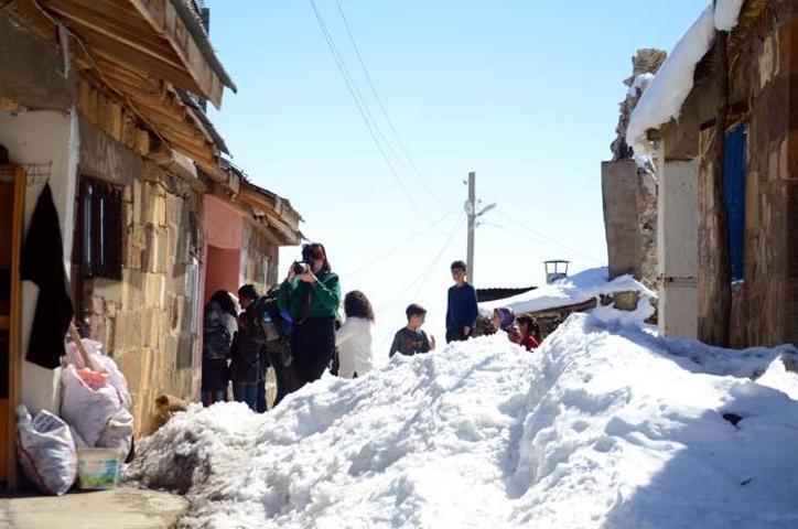 Karlar altında kalan köyü, kare kare fotoğrafladılar