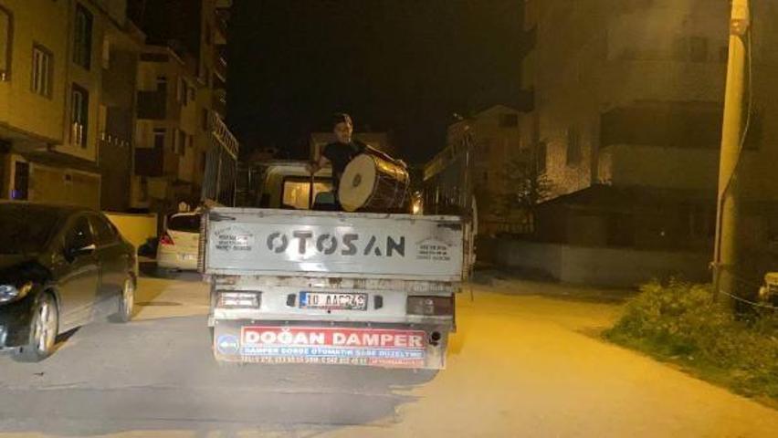 Mahalle halkını 11 yaşındaki davulcu sahura kaldırıyor