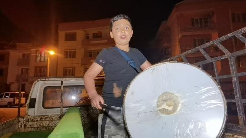Mahalle halkını 11 yaşındaki davulcu sahura kaldırıyor