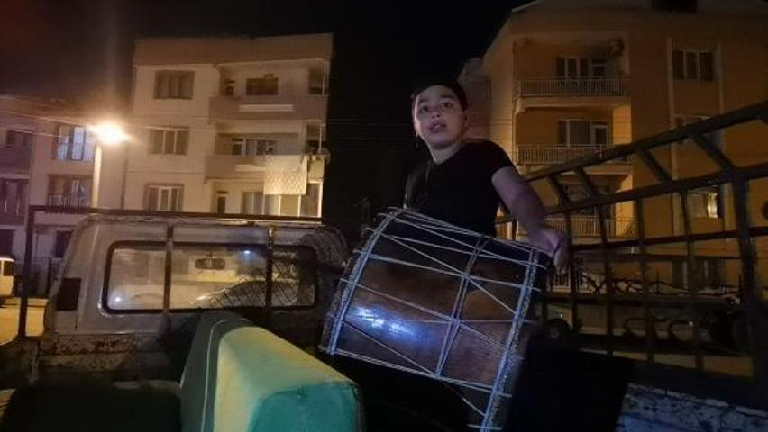 Mahalle halkını 11 yaşındaki davulcu sahura kaldırıyor