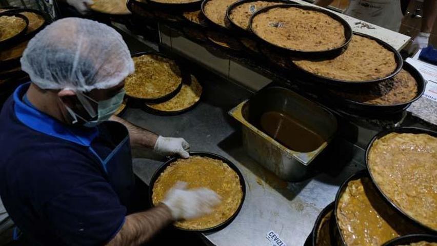 Konyada yapılıyor, yurdun dört bir yanına gönderiliyor İftarın tatlısı, sahurun pidesi