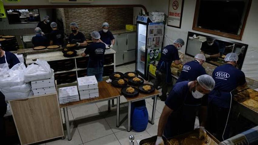 Konyada yapılıyor, yurdun dört bir yanına gönderiliyor İftarın tatlısı, sahurun pidesi
