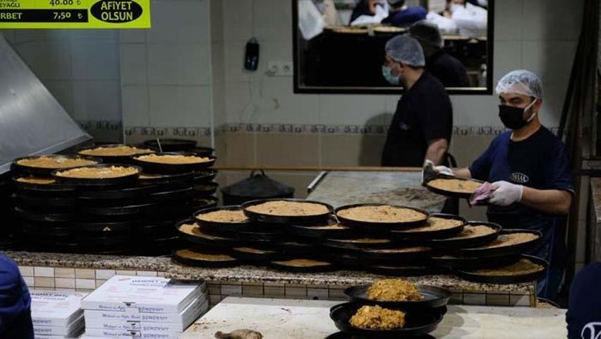Konyada yapılıyor, yurdun dört bir yanına gönderiliyor İftarın tatlısı, sahurun pidesi