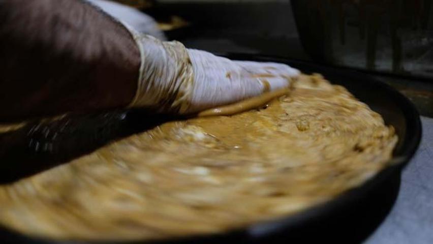 Konyada yapılıyor, yurdun dört bir yanına gönderiliyor İftarın tatlısı, sahurun pidesi