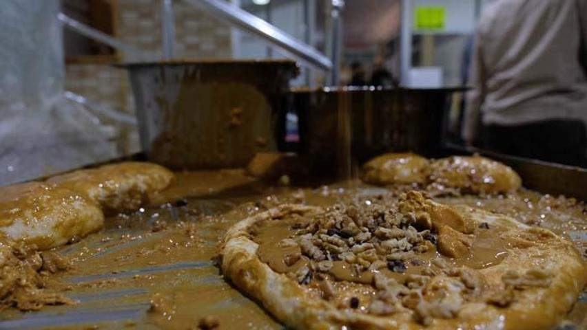 Konyada yapılıyor, yurdun dört bir yanına gönderiliyor İftarın tatlısı, sahurun pidesi
