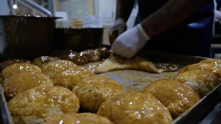 Konyada yapılıyor, yurdun dört bir yanına gönderiliyor İftarın tatlısı, sahurun pidesi