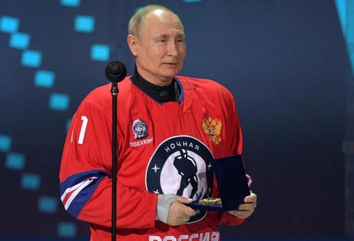 Rusya Devlet Başkanı Putin, buz hokeyi maçında sahaya çıktı