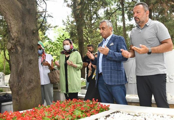 Kemal Sunal ölüm yıl dönümünde mezarı başında yapılan törenle anıldı