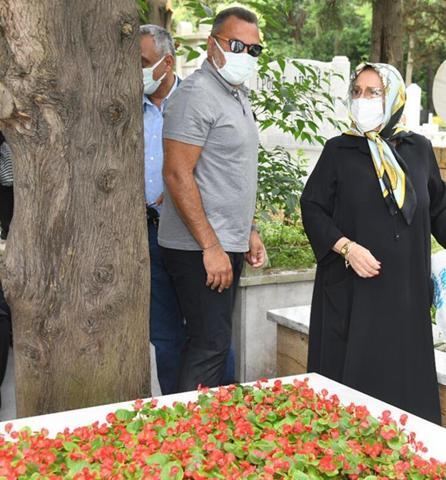 Kemal Sunal ölüm yıl dönümünde mezarı başında yapılan törenle anıldı