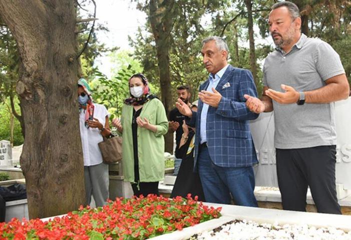 Kemal Sunal ölüm yıl dönümünde mezarı başında yapılan törenle anıldı