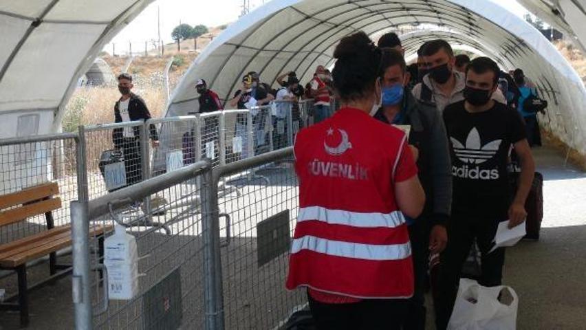 Suriyelilerin Öncüpınar Sınır Kapısından bayram geçişleri sürüyor