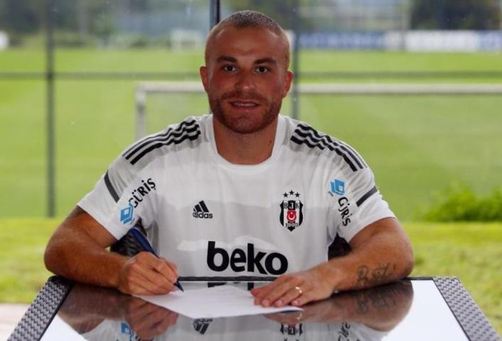 Beşiktaşta 4 futbolcu imzayı attı