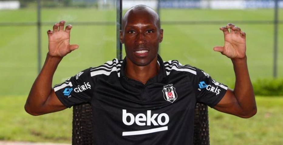 Beşiktaşta 4 futbolcu imzayı attı