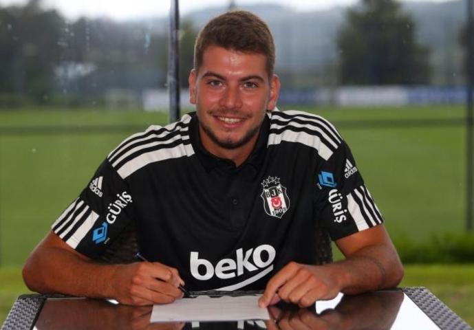 Beşiktaşta 4 futbolcu imzayı attı