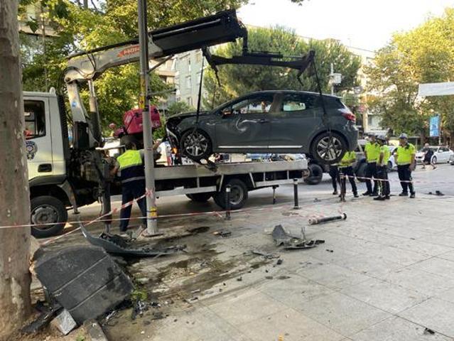 Bağdat Caddesinde aşırı hız yapılan otomobil önce kadına ardından ağaca çarptı