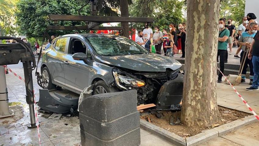 Bağdat Caddesinde aşırı hız yapılan otomobil önce kadına ardından ağaca çarptı