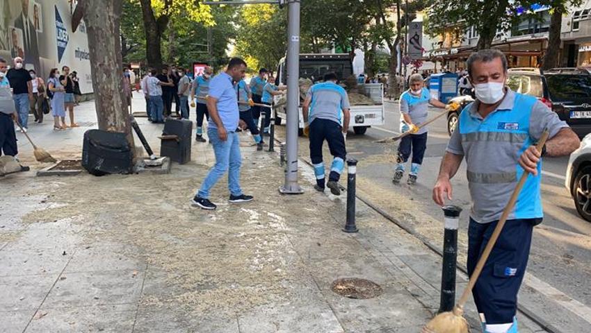 Bağdat Caddesinde aşırı hız yapılan otomobil önce kadına ardından ağaca çarptı