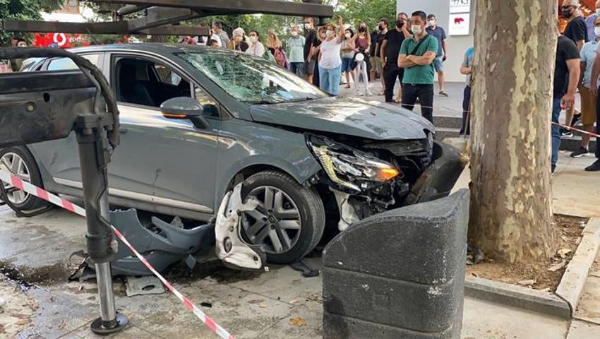 Bağdat Caddesinde aşırı hız yapılan otomobil önce kadına ardından ağaca çarptı