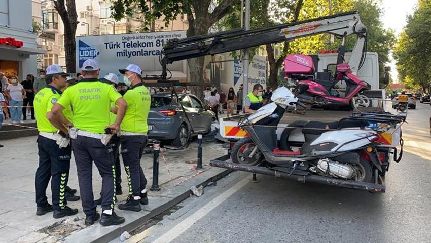 Bağdat Caddesinde aşırı hız yapılan otomobil önce kadına ardından ağaca çarptı