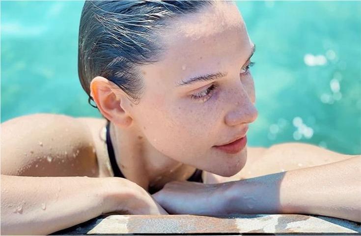 Alina Boz makyajsız pozunu paylaştı