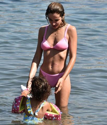 Kıvılcım Ural kızıyla birlikte Bodrumda tatil yapıyor